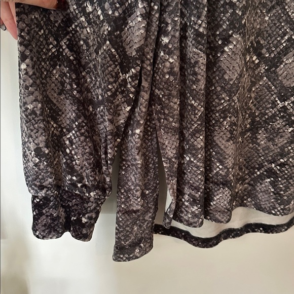 MICHAEL KORS | Women Round Neck Cold Shoulder Snakeskin Blouse, Multicolor - Picture 7 of 16